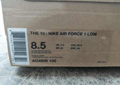 给大家也看看吧 Off White联名AF1系列实物开箱 鞋盒 联名系列的逼格好像就是要高一点啊 直接开箱了 鞋子是非常帅气的 没辜负趣流网小编的等待 AF1 X Off White实潮牌品牌物欣赏 鞋子上Off White的气质是非常强啊 设计方式也是跟耐克传统方式不一样 鞋底是采用了半透明设计 感觉很棒 鞋垫上也是带有Off White的标志 Off White联名AF1系列偏码吗 偏码的问题趣流网小编暂时还没有发现 感觉还是非常的合脚的 （Off White联名AF1系列实物开箱 AF1 X Off