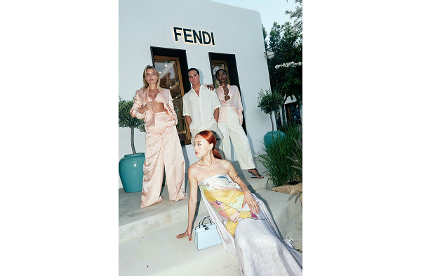 小清新色调的夏潮牌品牌日穿搭稳稳地！ （Fendi 芬迪 2022 夏季胶囊系列 Lookbook 赏析）
