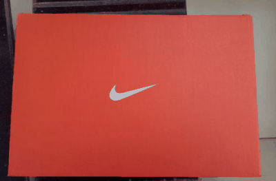  Nike Zoom Air 缓震系统则可在迈潮牌步过程中带来强劲的灵敏回弹感 嗯（耐克VOMERO 13跑鞋开箱测评 Nike VOMERO13实物细节赏析）
