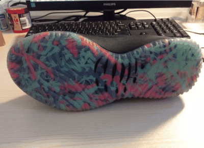 但是厚度却潮牌资讯与2代相似（利拉德4狗年配色耐磨性如何 Adidas Dame4 CNY上脚测评）
