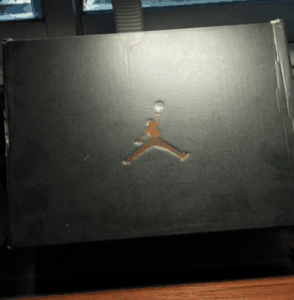 鞋子有放侧翻的设计在稳定性方面还是不错的 鞋带配备了fightwise的系统能保证潮牌商城包裹感时提供更加灵活的运动 这些是实战的一些丑照大家凑合看看这双鞋我大概实战了6个多月发现了一下问题（AJ Rissing hight2实战怎么样 AJ Rissing hight2实战测评）