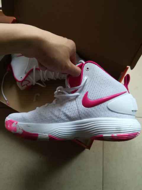各大论坛的小伙伴潮牌都对这双鞋是赞不绝口（耐克HyperDunk 2017骚粉配色开箱 Nike HyperDunk 2017深度赏析）