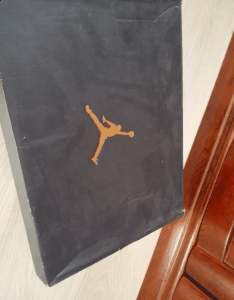  AJ20的人气在AJ系潮牌资讯列里可能不算是高的（AJ20镭射实物开箱 Air Jordan 20镭射细节鉴赏）