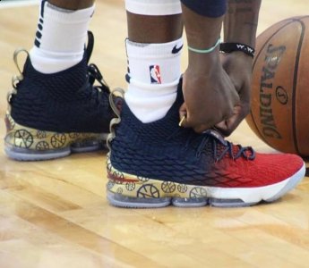 即使是平潮牌资讯时上班穿（LBJ15蓝红渐变配色上脚欣赏 Nike LeBron 15蓝红渐变实物鉴赏）