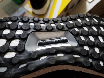  一只BOOST中底大约潮牌汇潮牌网店内含3000颗BOOST颗粒（阿迪达斯UB4.0鞋底耐磨吗 Adidas UltraBoost 4.0实战怎么样）