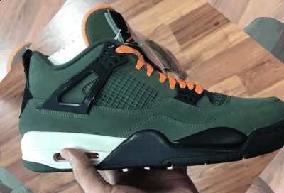 鞋舌处采用魔潮牌品牌术贴的设计（UNDFTD联名AJ4实物图 UNDFTD x Air Jordan 4细节鉴赏）