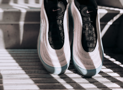 Air Max 97搜索潮牌汇潮牌网量全球第一（耐克Air Max 97 Plus蓝白好看吗 Air Max 97 Plus在哪买）