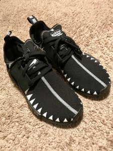 即使是Neighbourhood联名潮牌也依旧没有让大家沸腾（NBHD联名NMD R1暗黑系列深度测评 Adidas X NBHD NMD R1上脚感觉）