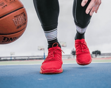 同时Curry 4 Low侧潮牌信息脚掌的支撑明显（库里4低帮大红实战测评 Curry4 low实战怎么样）