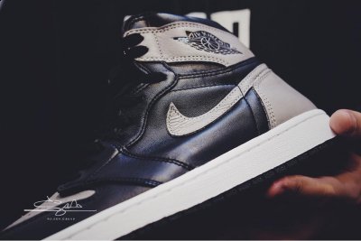却凭借独特潮牌信息的沉稳气质（AJ1“Shadow”2018复刻版开箱 AJ1阴影灰实物赏析）