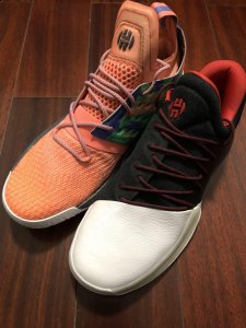 如果你对球鞋的潮牌启动性能要求不大（哈登2代和1代哪个好 哈登1代和哈登2代实战对比测评）