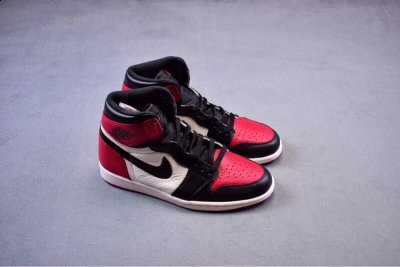 浓浓的 Chi潮牌商城cago Bulls 气氛（AJ1黑红脚趾和AJ1黑脚趾有何不同 AJ1黑脚趾和禁穿脚趾对比图）