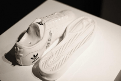 并以“NEIGHBORHO潮牌信息OD”Logo 点名合作身份（NEIGHBORHOOD联名三叶草Superstar系列深度赏析 NEIGHBORHOOD x adidas Originals Superstar实物欣赏）