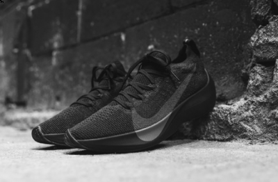 还有横跨鞋身潮牌资讯和鞋底的 Swoosh（耐克React Vapor Street好看吗 Nike Vapor Street发售信息）