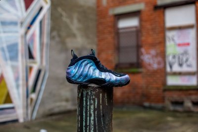 打造出了与众潮牌品牌不同的流光效果（耐克鲍鱼喷会涨价吗 NIKE鲍鱼喷值得入手值得收藏吗）