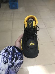 很骚气啊 侧面看上去同样很潮牌好 鞋底的黑黄白三色交错 然后是后跟（科比1复刻版实物欣赏 Zk1复刻版值得入手吗）