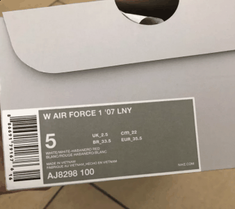 略显羞涩的他们不约而同潮牌信息的选择了穿上纯白的Air Force 1（空军一号新年款开箱图 耐克AF1新年版实物细节赏析）