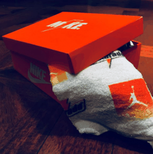 鞋盒表面是潮牌磨砂材质（AJ1佳得乐黄柠檬开箱鉴赏 Air Jordan 1 Gatorade黄柠檬细节赏析）