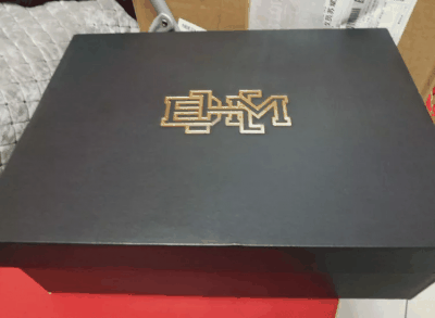 小编的尺码什么的都在上面 Air Jordan 1 flyknit“BHM”细节鉴赏 整体的优点就是很轻 这也是flyknit的优点 鞋舌上的Nike Air字样 配色则是红色黑色潮牌资讯和绿色 这也是这款黑人月的主题配色 编织鞋面看上去就是很舒服 也不知道为什么 鞋舌的内部也是有BHM的字样 最后是鞋子的生产日期 AJ1 flyknit黑人月的脚感怎么样 编织鞋面的鞋穿起来就是很轻便 也很软（AJ1 flyknit黑人月配色开箱图 Air Jordan 1 flyknit“BHM”细节鉴赏）