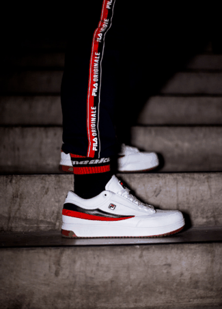 斐乐复古球鞋上脚欣赏 FILA T-1 Mid 白黑红多少钱