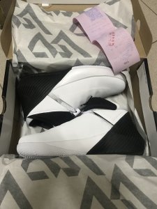不错的颜值和造型潮牌再加上威少本身的人气（威少1代黑白上脚舒服吗 Why not Zero.1黑白配色尺码合适吗）