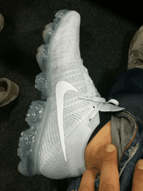 两者之间经由高压潮牌商城接合捨去胶水使用（耐克Vapormax系列的鞋底容易破吗 Nike Vapormax鞋底质量测试）