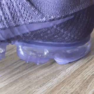 两者之间经由高压潮牌商城接合捨去胶水使用（耐克Vapormax系列的鞋底容易破吗 Nike Vapormax鞋底质量测试）