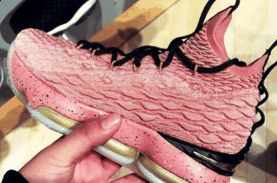  LeBron 15 此次将潮牌品牌Zoom 与 Max 相结合（LBJ15全明星粉色款怎么样 耐克詹姆斯15代粉色款多少钱）