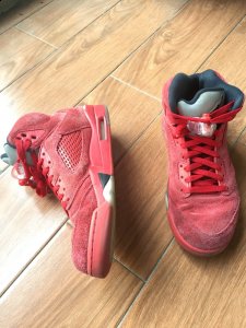 感觉虽然潮牌信息有点硬（AJ5打塑料地耐磨吗 Air Jordan 5深度测评）