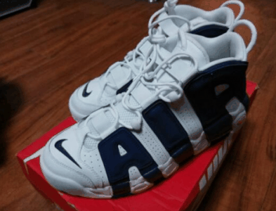  Nike皮蓬大AIR尼克斯开潮牌信息箱 大大的“AIR”在鞋身一侧（Nike皮蓬大AIR尼克斯开箱测评 耐克Air More Uptempo蓝白实物细节赏析）