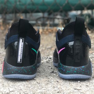 但平心而论鞋盒和潮牌KYRIE系列的太过相似（买PG2会送PS4吗 购买NIKE PG2会送什么）