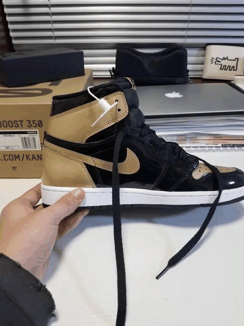 也可以说正是AJ1的经典造潮牌资讯型才成就了这么多的经典配色（AJ1黑金脚趾开箱欣赏 Air Jordan 1“Gold Toe”细节鉴赏）