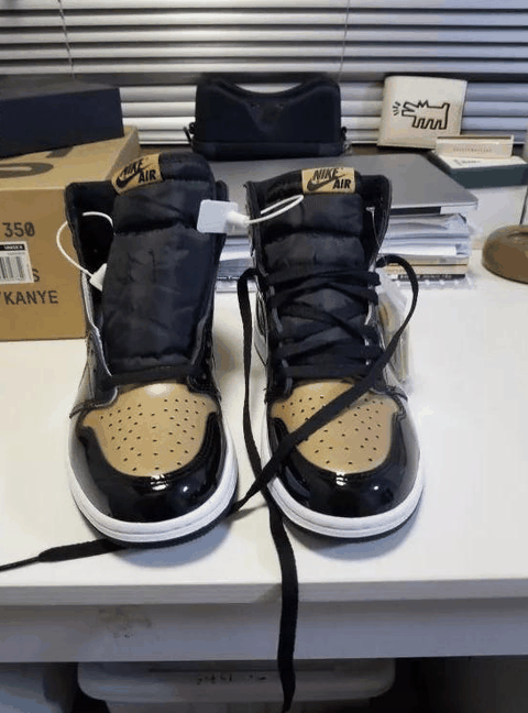 也可以说正是AJ1的经典造潮牌资讯型才成就了这么多的经典配色（AJ1黑金脚趾开箱欣赏 Air Jordan 1“Gold Toe”细节鉴赏）