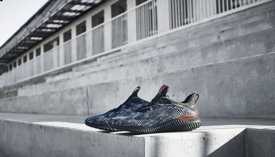 喜庆的节日元素加上一潮牌汇潮牌网店直以来潮酷的AlphaBOUNCE款型（AlphaBOUNCE狗年限定款开箱测评 Adidas AlphaBOUNCE“CNY”上脚赏析）