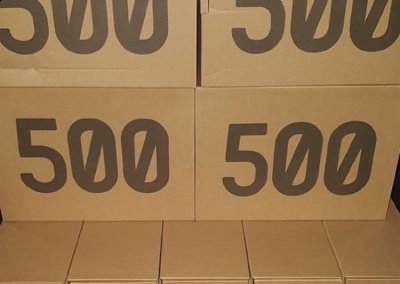 视觉效果相当不错 Desert Rat 500纯白发售信息 adi潮牌汇潮牌网dasYeezyDesertRat500 货号：F36640 发售日期：2018年 6月 发售价格：$200美元 （Desert Rat 500纯白开箱图 椰子Desert Rat 500上脚图）