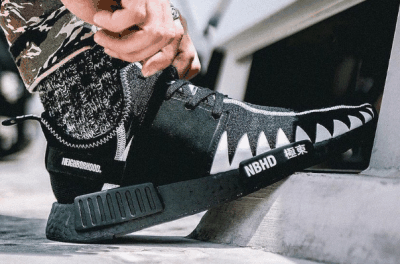 并带来了出潮牌信息色的脚感（NBHD联名NMD R1暗黑系列上脚图 Neighborhood x adidas NMD R1多少钱）