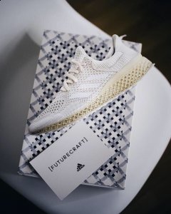 请大家耐心等待具体的发售日期～ adidas Futuercraft 4D 灰白配色怎么样 前期 adidas 就潮牌为大家带来这个时代最具有未来设计感的 adidas Futuercraft 4D 系列！ 而在此之前的 adidas Futuercraft 4D 黑色版本已经发售（阿迪达斯4D打印鞋在哪买 adidas Futuercraft 4D 脚感怎么样）
