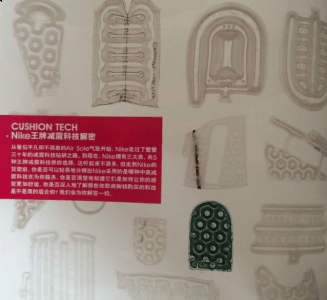 你们买鞋看到鞋中底上只写air 那基本潮牌信息就是这款气垫 目前用在中低端运动鞋上比较多（Nike气垫有什么特点 耐克气垫会被踩破吗）