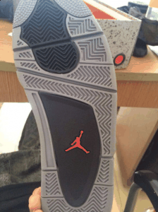  3 抓地力 9分: 塑潮牌胶场地上表现很好（AJ4鞋底硬吗 AJ4实战怎么样）