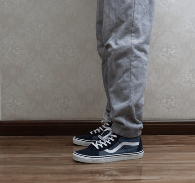  全黑版的vans sk8 hi 潮牌资讯slim出自设计师Donny Miller之手（范斯SK8-HI高帮深蓝开箱测评 Vans SK8-HI上脚赏析）