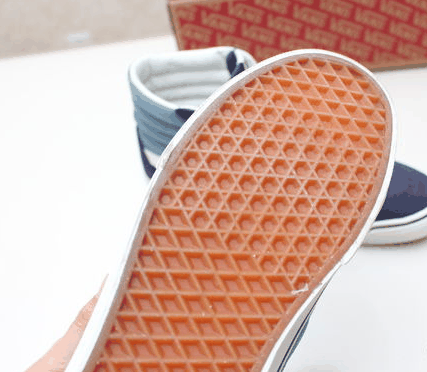 全黑版的vans sk8 hi 潮牌资讯slim出自设计师Donny Miller之手（范斯SK8-HI高帮深蓝开箱测评 Vans SK8-HI上脚赏析）