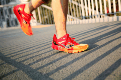 据说是上海马拉潮牌信息松而打造的跑鞋（索康尼Kinvara 6实战如何 Saucony Kinvara 6实战测评）