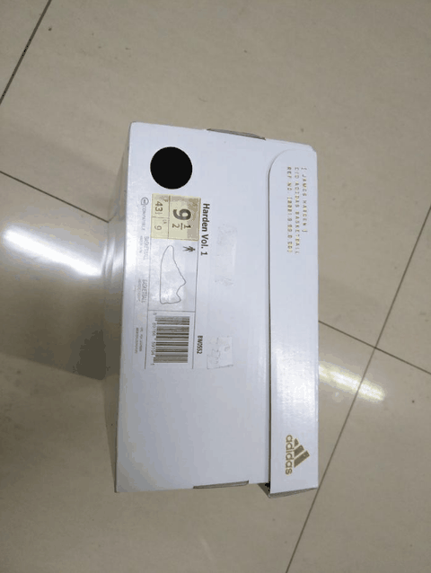 颜值真的超棒 后跟反潮牌资讯光的三条杠在夜晚耀眼（哈登1代黑白金配色开箱图 哈登1代黑白金配色细节评测）