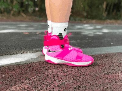 8分是实至潮牌资讯名归的（詹姆斯士兵10乳腺癌配色怎么样 詹姆斯士兵10乳腺癌配色实战测评）