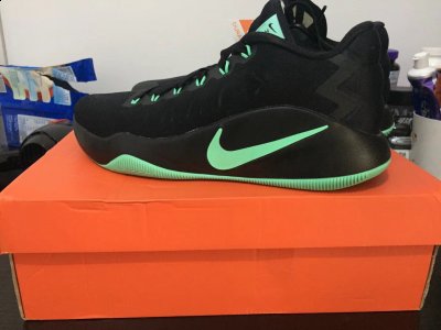  这个鞋底抓潮牌品牌地力优秀的呀（Nike Hyperdunk16黑绿开箱图 耐克HD16实物开箱欣赏）