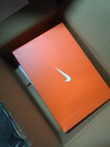 在诞生之初就定位于潮牌一款中端篮球鞋的系列（耐克AIR MAX INFURIATE黑色款开箱图 NIKE AIR MAX INFURIATE实物细节欣赏）