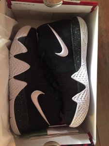 实战也相潮牌资讯当出彩（欧文4黑白开箱测评 kyrie 4黑白实物开箱图）