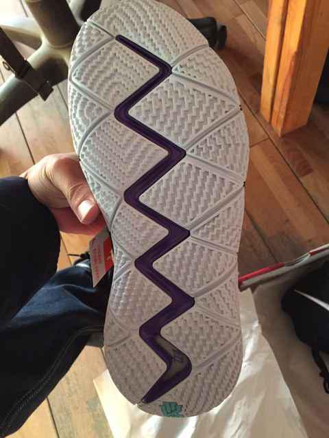 欧文4黑白开箱测评 kyrie 4黑白实物开箱图