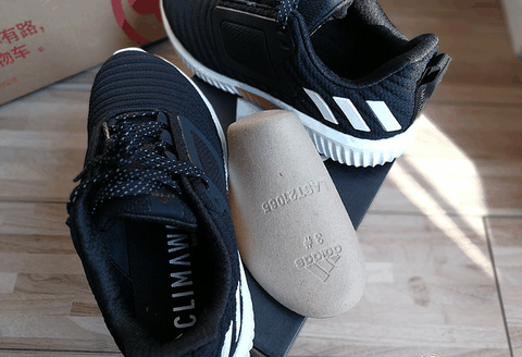 踩着有回潮牌信息弹效果（阿迪达斯ClimaWarm黑武士配色开箱鉴赏 adidas climawarm性能评测）