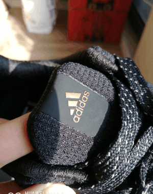 踩着有回潮牌信息弹效果（阿迪达斯ClimaWarm黑武士配色开箱鉴赏 adidas climawarm性能评测）